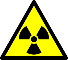 Warnzeichen vor radioaktiven Stoffen oder ionisierenden Strahlen (auch auf abschirmenden Behältern)